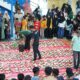 Masyarakat Kota Jantho dan para PNS Pemkab Aceh Besar makan khanduri bersama di gedung utama Jantho Sport City (JSC), Minggu (24/12) sore. (Waspada/Ist)