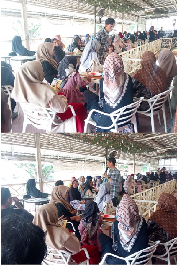 Caleg DPRA T. Muhammad Aziz Isa, SE melakukan interaksi dan diskusi dengan masyarakat di salah satu cafe Kec. Banda Sakti Kota Lhokseumawe, Rabu (6/12). Waspada/Zainuddin. Abdullah