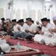 Pemkab Aceh Besar melaksanakan Khanduri Maulid Nabi Muhammad SAW serta dilanjutkan dengan zikir dan doa dalam refleksi tsunami di Kota Jantho, Minggu (24/12). (Waspada/Ist)