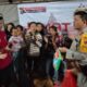 Kapolres Simalungun, AKBP Ronald FC Sipayung, saat menyerahkan bantuan kepada korban banjir, Sabtu (23/12) malam.(Waspada/ist)