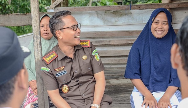 Kajari Padangsidimpuan Dr. Lambok MJ Sidabutar berbincang dengan warga di Kelurahan Ujung Padang untuk memberikan edukasi dan pencerahan terkait hukum, Rabu 6/12).Waspada/ist.