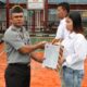 Kepala Rutan Tarutung, Ismet Sitorus memberikan SK Remisi Khusus Natal tahun 2023 kepada narapidana, Senin (25/12). Waspada/ist