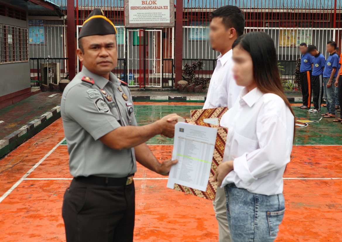 Kepala Rutan Tarutung, Ismet Sitorus memberikan SK Remisi Khusus Natal tahun 2023 kepada narapidana, Senin (25/12). Waspada/ist