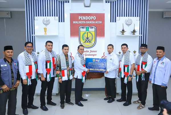 Pj Wali Kota Banda Aceh, Amiruddin, menyerahkan bantuan untuk Palestina sebesar Rp850 juta kepada Ketua KNRP Banda Aceh, Farid Nyak Umar, di pendopo Wali kota. (Waspada/Zafrullah)