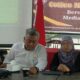 Ketua KPU Muhammad Isman Hutabarat (berdiri) memperkenalkan para komisioner KPU saat coffee morning dengan sejumlah media di Danu Café dan Resto, Jl. Parapat, Rabu (6/12).(Waspada-Edoard Sinaga).