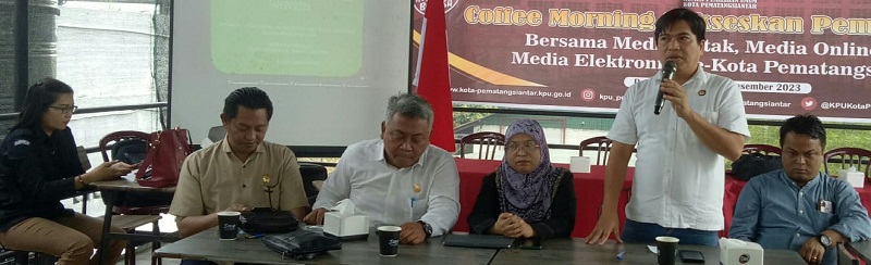 Ketua KPU Muhammad Isman Hutabarat (berdiri) memperkenalkan para komisioner KPU saat coffee morning dengan sejumlah media di Danu Café dan Resto, Jl. Parapat, Rabu (6/12).(Waspada-Edoard Sinaga).