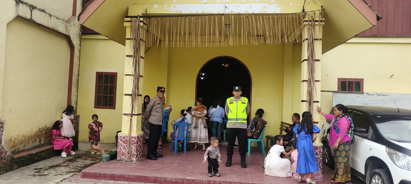 Personel Polres Taput sedang berjaga mengamankan perayaan Natal, Minggu (25/12). Waspada/ist