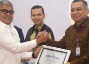 Sekda Aceh Serahkan Anugerah Keterbukaan Informasi Publik