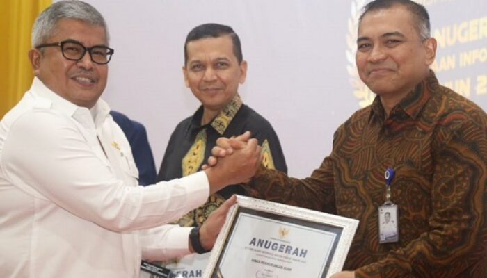 Sekda Aceh Serahkan Anugerah Keterbukaan Informasi Publik