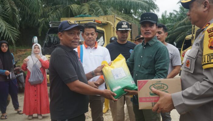 Warga Terdampak Banjir Dapatkan Bantuan Sembako