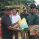 Pj Wali Kota Langsa Syaridin, didampingi Kapolres Langsa AKBP Muhammadun, saat menyalurkan bantuan sembako kepada warga yang terkena banjir akibat luapan Sungai atau Krueng Langsa, di beberapa gampong, Senin (25/12) petang. Waspada/Rapian.