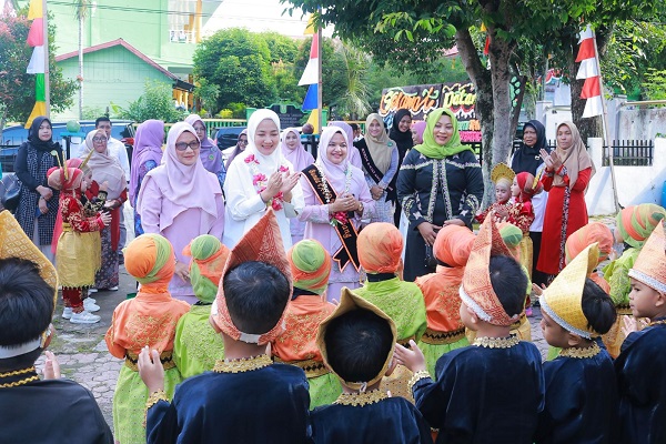 Bunda Paud Provinsi Aceh, Ny. Ayu Marzuki berkunjung ke TKN 4 dan SDN 1 Sabang disambut dengan tarian tradisional Aceh. (Waspada/ist)