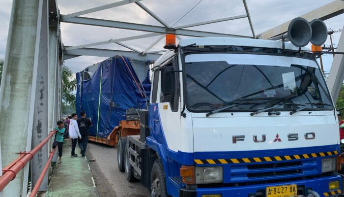Truk Hantam Besi Jembatan, Jalinsum Aceh Timur Macet Total