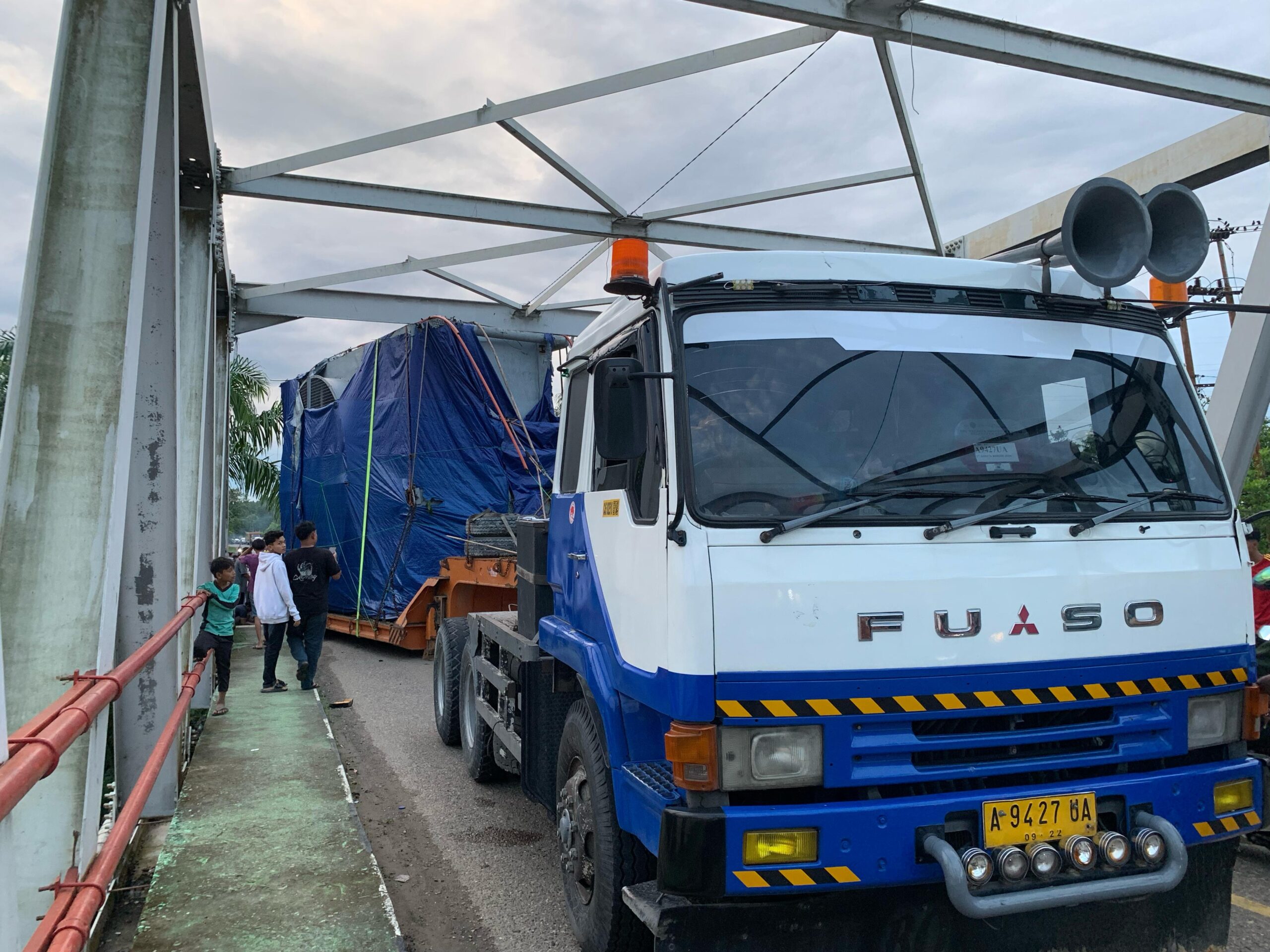 Truk Fuso nopol A 9427 UA yang menghantam besi jembatan di Jalan Lintas Sumatera (jalinsum) Medan-Banda Aceh tepatnya di Desa Rantau Panjang, Kecamatan Rantau Selamat, Kabupaten Aceh Timur yang mengakibatkan macet total, Senin (25/12). Waspada/ist