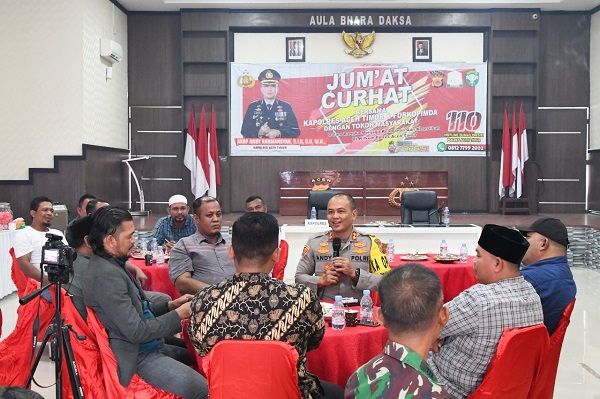KAPOLRES Aceh Timur AKBP Andy Rahmansyah, menanggapi keluhan tokoh masyarakat dalam Program Jumat Curhat di Mapolres Aceh Timur, Jumat (1/12). Waspada/Muhammad Ishak