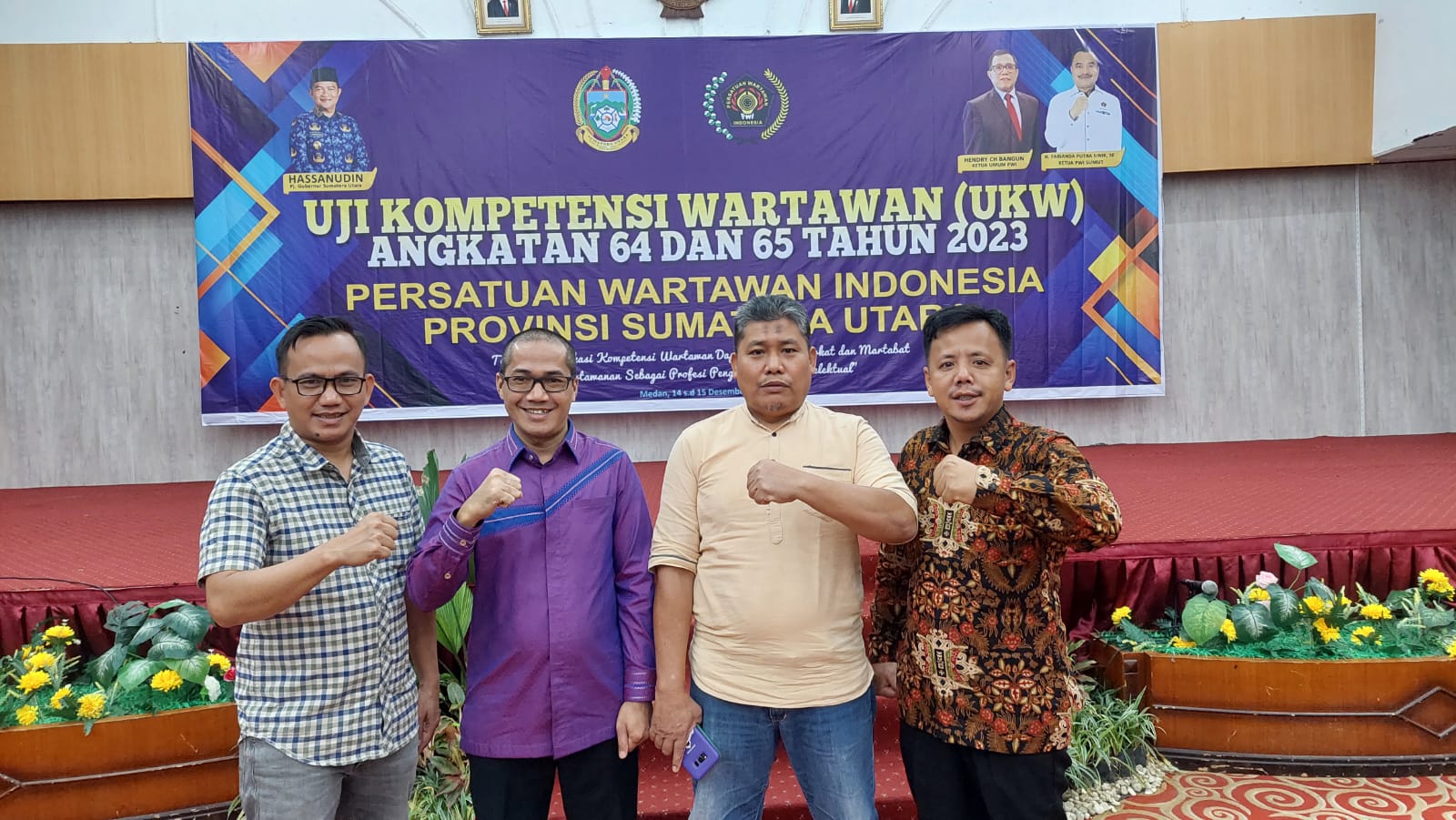 Ketua, Sekretaris dan anggota Muda PWI Kota Subulussalam, Khalidin Umar Barat (dua kiri) Sudirman (kiri) dan Mansyah Berutu (kanan) pada momen UKW Angkatan 64 dan 65 di Madani Hotel, Medan dua pekan lalu.(Waspada/Ist)