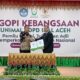 Pada acara ngopi Kebangsaan, Kamis (7/12), Rektor Unimal Herman Fitra melakukan penandatanganan MOU Unimal dan penyerahan plakat kepada Perwakilan DPD Ikal Aceh di GOR Desa Uteunkot. Waspada/Zainuddin Abdullah
