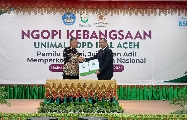 Pada acara ngopi Kebangsaan, Kamis (7/12), Rektor Unimal Herman Fitra melakukan penandatanganan MOU Unimal dan penyerahan plakat kepada Perwakilan DPD Ikal Aceh di GOR Desa Uteunkot. Waspada/Zainuddin Abdullah