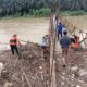 Petugas dari BPBD Aceh Tamiang sedang membersihkan sampah kayu yang menumpuk di jembatan Gantung di kawasan Hulu Tamiang, Senin (25/12).Waspada/ Muhammad Hanafiah