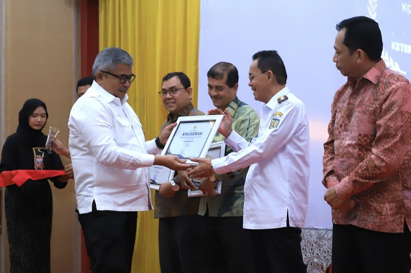 Pj Wali Kota Banda Aceh, Amiruddin, saat menerima penghargaan Keterbukaan Informasi Publik Tahun 2023 dari Sekda Aceh, Bustami Hamzah. (Waspada/Zafrullah)