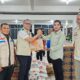 Manager PLN UP3 Langsa, Indradi Pratama didampingi, Asman Keuangan dan Umum, Zulham ZA, Manager PLN ULP Langsa Kota, Bian Wahyudi dan Ketua YBM PLN Langsa, M Ricko Taqwim saat menyerahkan bantuan sembako kepada Pj Wali Kota Langsa, Syaridin, di Pendopo Wali Kota Langsa, Senin (25/12) petang. Waspada/Rapian