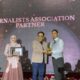 Ketua PWI Aceh menerima ‘Hermes Award’ berupa tropi dan sertifikat dari GM Hermes Palace Hotel Banda Aceh sebagai Journalist Assosiation Partner yang diserahkan pada peringatan 17 tahun Hermes Palace Hotel dilaksanakan di hotel bintang lima tersebut, Rabu (6/12) malam. (Waspada/Ist)