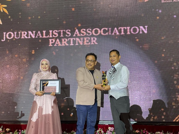 Ketua PWI Aceh menerima ‘Hermes Award’ berupa tropi dan sertifikat dari GM Hermes Palace Hotel Banda Aceh sebagai Journalist Assosiation Partner yang diserahkan pada peringatan 17 tahun Hermes Palace Hotel dilaksanakan di hotel bintang lima tersebut, Rabu (6/12) malam. (Waspada/Ist)