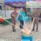 KAJARI Samosir, Andi Adikawira Putra (kedua dari kiri) saat memusnahkan barang bukti. Waspada/Valen