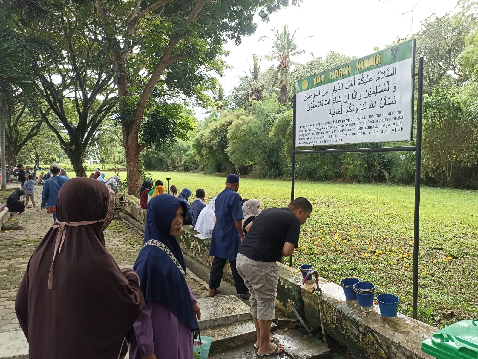 Masyarakat berziarah dan berdoa di kuburan massal korban tsunami di Gampong (desa) Siron, Kecamatan Ingin Jaya, Aceh Besar, Selasa (26/12). (Waspada/Muhammad Zairin)
