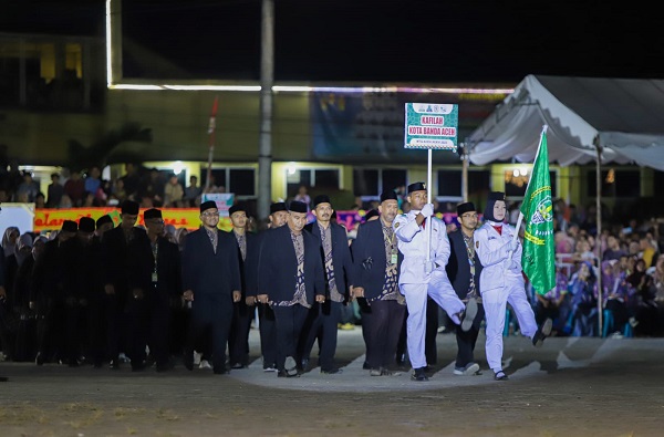 Kafilah Banda Aceh saat defile pada pembukaan MTQ ke-36 Tingkat Provinsi Aceh di Simeulue, beberapa waktu lalu. (Waspada/Ist)