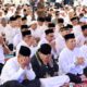 Penjabat Gubernur Aceh, Achmad Marzuki, didampingi Sekda Aceh, Bustami, beserta Forkopimda Aceh, para Asisten Sekda Aceh, Kepala SKPA/Biro dan Masyarakat saat mengikuti Zikir dan Doa serta Tausiah pada Peringatan Tsunami Aceh ke-19 tahun 2023, di Masjid Raya Baiturrahman, Banda Aceh, Selasa (26/12). (Waspada/Zafrullah)