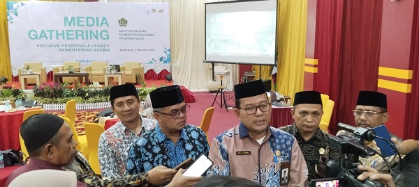 Kakanwil Kemenag Aceh Drs.H.Azhari bersama para Kepala Bidang (Kabid) diskusi bersama media terkait program prioritas Kemenag di Hotel Amel Conventions, Blang Oi, Meuraxa Banda Aceh, Kamis (07/12/23). (Waspada/T.Mansursyah)