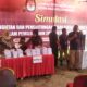Divisi Teknis Penyelenggara KPU Padangsidimpuan, Fadlyka Himmah Syahputra Harahap (pegang mikrofon) memandu proses Simulasi Putungsura dan Penggunaan Sirekap, di Kelurahan Hutaimbaru, Padangsidimpuan, Selasa (26/12). Waspada/Mohot Lubis.