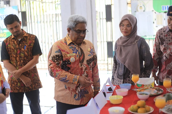 Dr Drs Mahyuzar, MSi meninjau pelaksanaan kegiatan Dapur Dashat (Dapur Sehat Atasi Stunting) yang digelar di Gampong Bungong, Kecamatan Syamtalira Bayu, Aceh Utara, Kamis (7/12). Waspada/ist