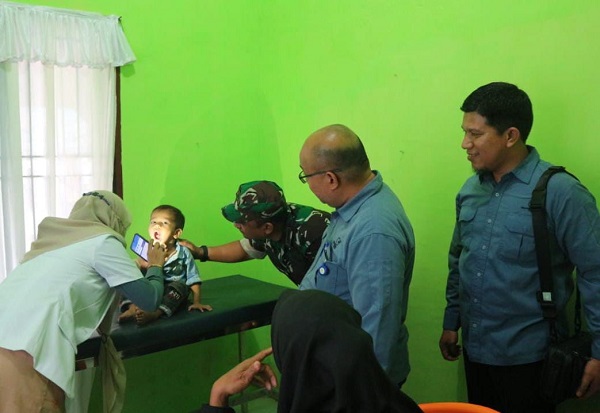 Pihak Medco menyaksikan petugas kesehatan ketika memeriksa gigi balita dalam Program Layanan Pemeriksaan Kesehatan Gratis yang digelar Medco EP di Gampong Alue Siwah Serdang, Nurussalam, Aceh Timur, Rabu (6/12). Waspada/Ist.