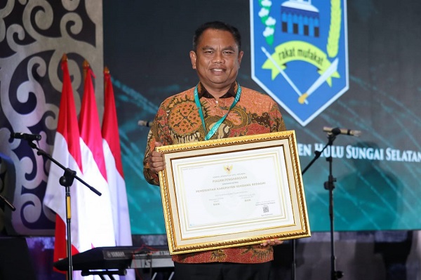 Bupati Sergai H. Darma Wijaya menerima penghargaan Anugerah Meritokrasi dari Komisi Aparatur Sipil Negara (KASN) tahun 2023. Waspada/ist