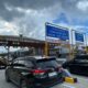Kondisi GT Tol Sinaksak yang dipenuhi kendaraan namun masih ramai lancar. Waspada/Kristian Brahmana