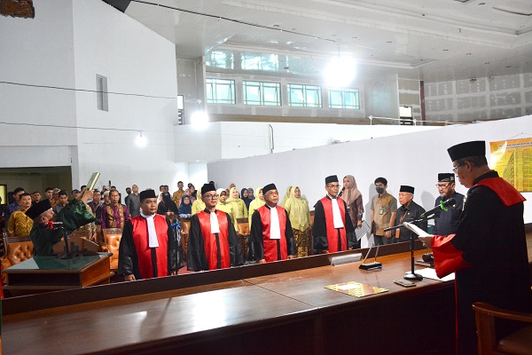 Ketua Pengadilan Tinggi Banda Aceh (KPT-BNA) Suharjono melantik dan mengambil sumpah delapan orang Ketua Pengadilan Negeri di jajaran PT Banda Aceh, di Gedung Balai Tgk.Cik Ditiro, Banda Aceh, Kamis (07/12/23).( Waspada/T.Mansursyah)