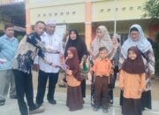 Murid SD Di Kecamatan Manyak Peroleh Seragam Sekolah