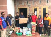 Dinsos Serahkan Bantuan Masa Panik Korban Kebakaran dan Angin Kencang