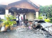 Kondisi rumah pribadi Camat Aeksongsongan di Desa Aek Loba, Kec Aek Kuasan terbakar. Waspada/Ist