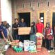 Kasi Linjamsos Dinsos Aceh Besar Sofiatuddin, didampingi Ketua FK Tagana Ridwan MK, TKSK, SLRT, PSM dan tokoh masyarakat setempat menyerahkan bantuan masa panik untuk korban angin kencang di Gampong Iboeh Tanjung, Kecamatan Seulimeum, Selasa (26/12). (Waspada/Ist)
