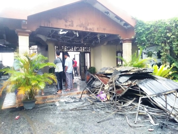 Kondisi rumah pribadi Camat Aeksongsongan di Desa Aek Loba, Kec Aek Kuasan terbakar. Waspada/Ist