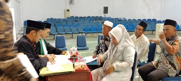 Pemkab bekerjasama dengan Pengadilan Agama (PA) Panyabungan dan Kantor Kementerian Agama (Kemenag) Madina memfasilitasi terselenggaranya sidang itsbat pernikahan gratis di Gedung Serbaguna H. Amru Daulay, Kamis (7/12). Waspada/Irham H. Nasution