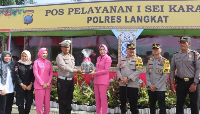 Ketua Bhayangkari Langkat Beri Bingkisan Petugas Ops Lilin 2023