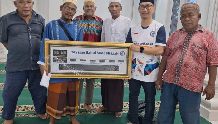BRI BO Tanjungbalai Serahkan Bantuan Jam Digital Ke Dua Masjid