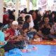 Warga Nagan Raya Di Desa Cot Mue larut dalam zikir dan berdoa dalam peringatan tsunami, Selasa (26/12).(Waspada/Muji Burrahman)