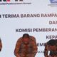 Penjabat Gubernur Aceh, Achmad Marzuki dan Wakil Ketua KPK, Nurul Ghufron, saat menandatangani berita acara serah terima perjanjian hibah di Ruang Mini Teater Lantai 4, Gedung Pusat Edukasi Anti Korupsi KPK, Jakarta, Kamis, (7/12) malam. (Waspada/Ist)