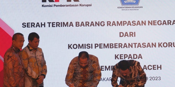 Penjabat Gubernur Aceh, Achmad Marzuki dan Wakil Ketua KPK, Nurul Ghufron, saat menandatangani berita acara serah terima perjanjian hibah di Ruang Mini Teater Lantai 4, Gedung Pusat Edukasi Anti Korupsi KPK, Jakarta, Kamis, (7/12) malam. (Waspada/Ist)