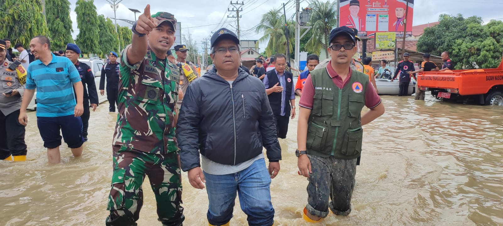Kunjungan Pj Bupati Acrh Utara, Mahyuzar bersama isteri dan Forkopimda ke lokasi banjir, Selasa (26/12). Waspada/Ist